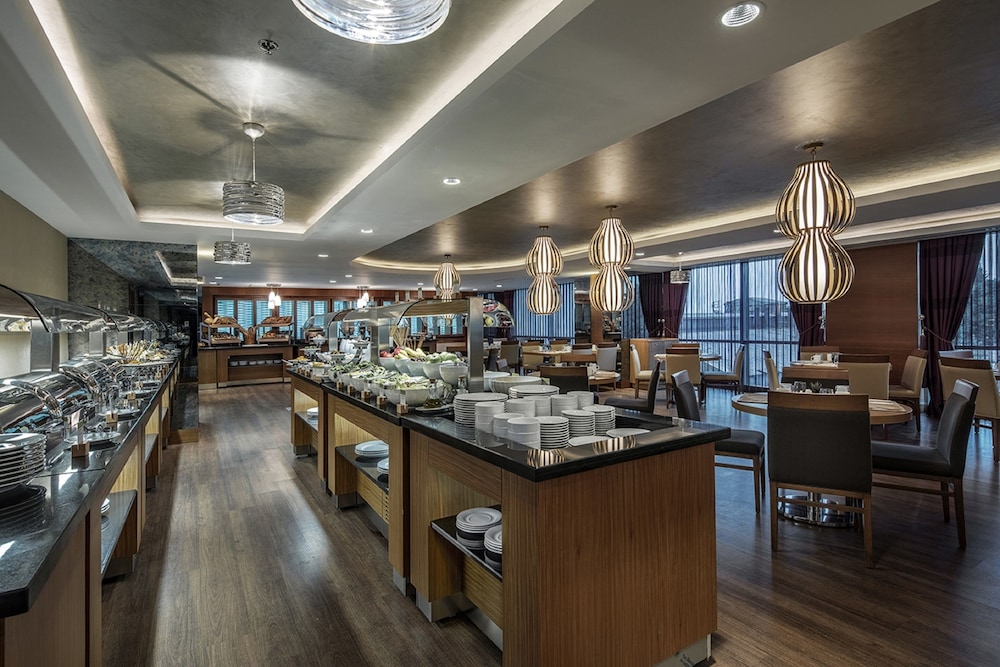 DoubleTree by Hilton Istanbul Topkapi — Restaurant & bars in Istanbul, Istanbul