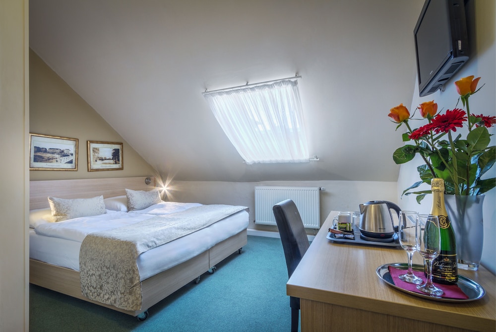 Hotel Taurus — Hotel rooms in Prague, Prague