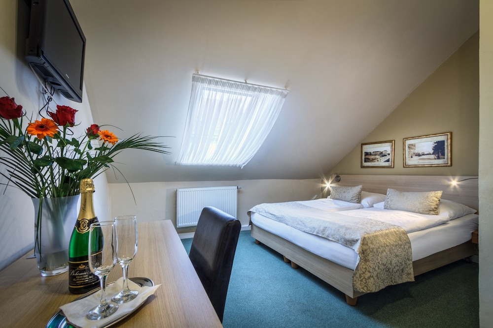 Hotel Taurus — Hotel rooms in Prague, Prague