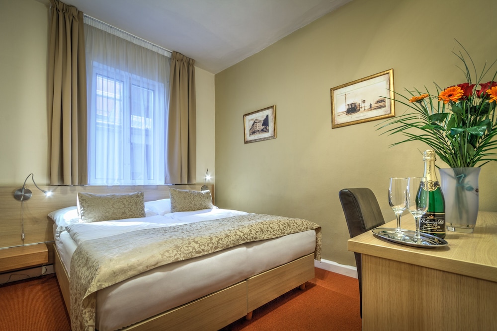 Hotel Taurus — Hotel rooms in Prague, Prague