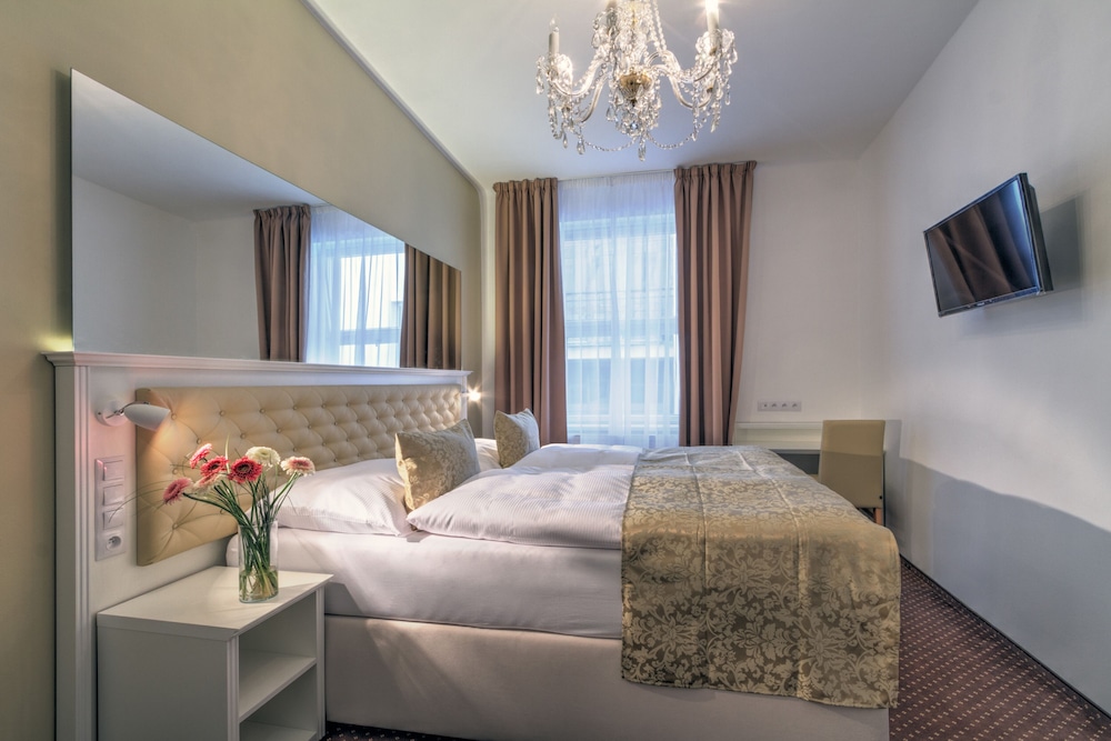 Hotel Taurus — Hotel rooms in Prague, Prague