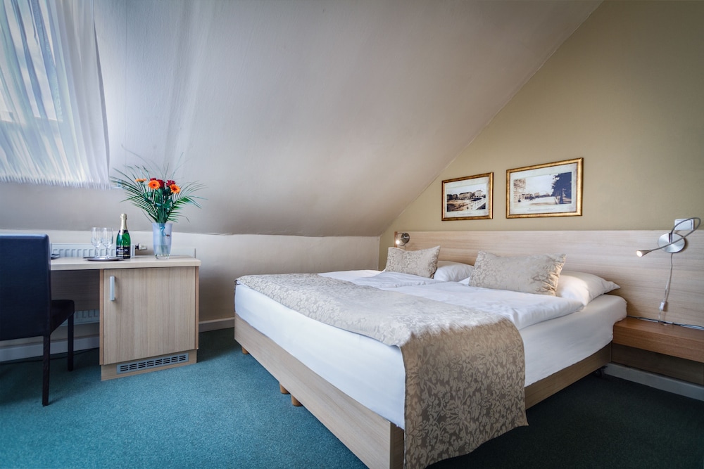 Hotel Taurus — Hotel rooms in Prague, Prague