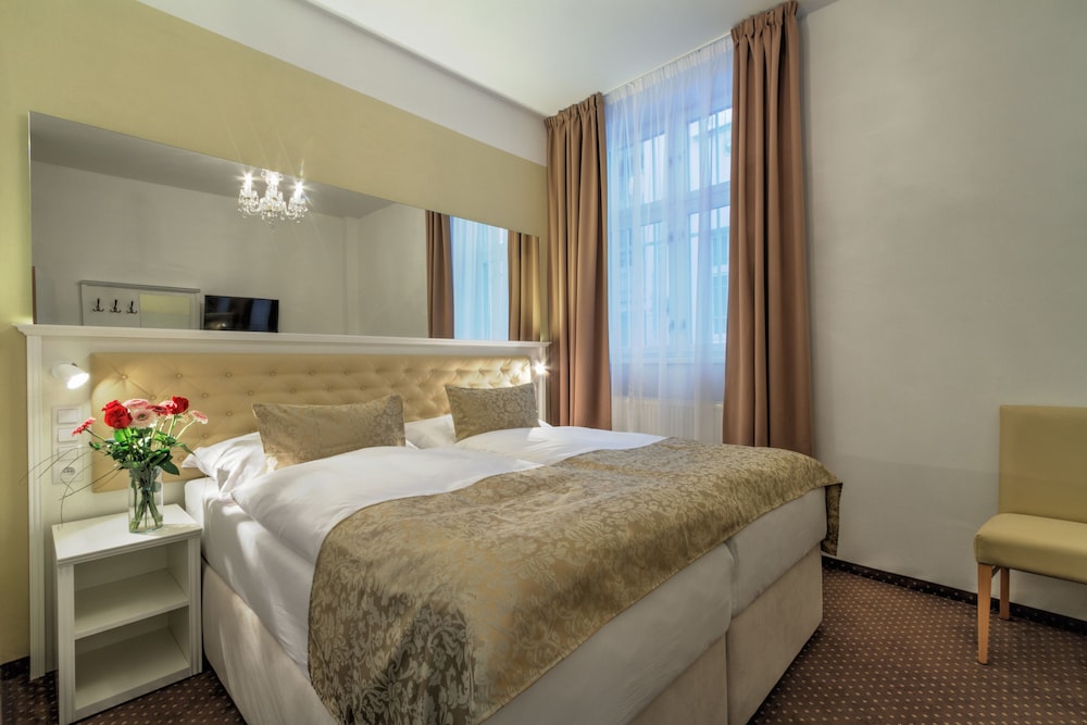 Hotel Taurus — Hotel rooms in Prague, Prague