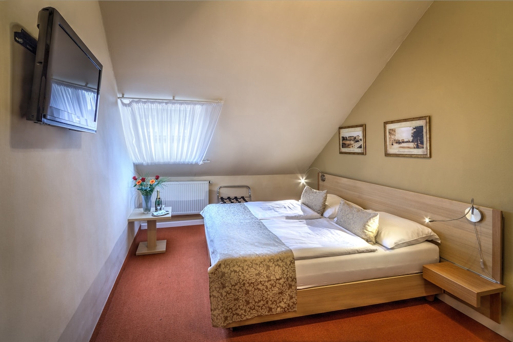 Hotel Taurus — Hotel rooms in Prague, Prague