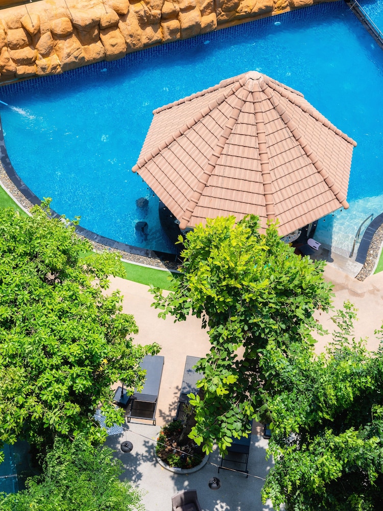 Centara Pattaya Hotel — Swimming pool in Pattaya, Chonburi