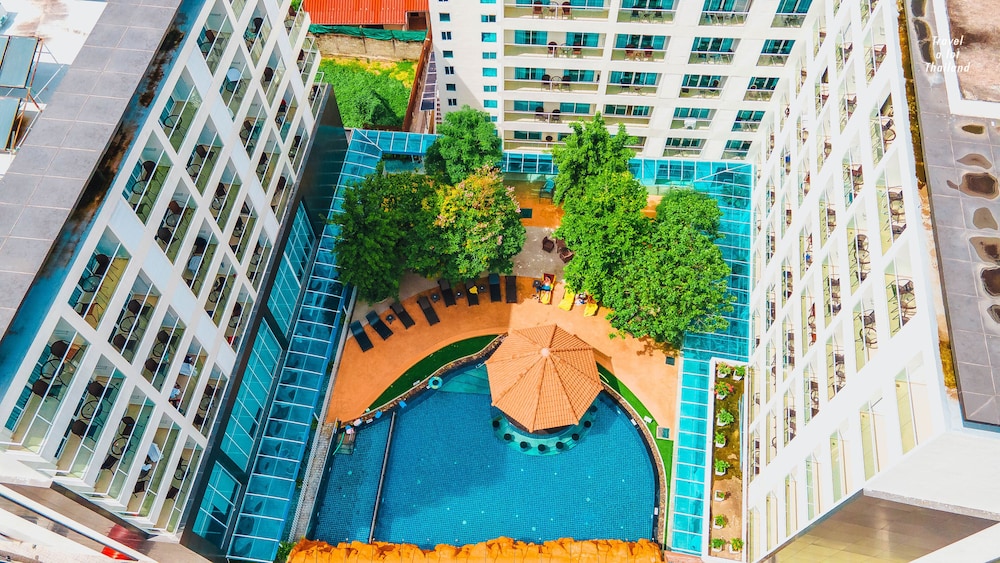 Centara Pattaya Hotel — Swimming pool in Pattaya, Chonburi