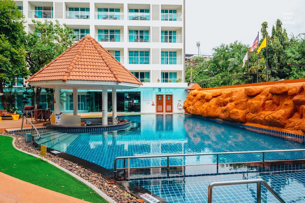 Centara Pattaya Hotel — Swimming pool in Pattaya, Chonburi