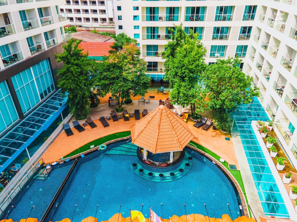 Centara Pattaya Hotel — Swimming pool in Pattaya, Chonburi