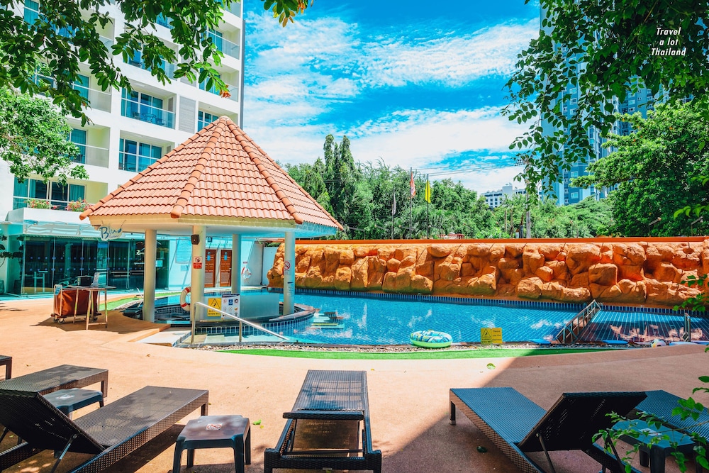 Centara Pattaya Hotel — Swimming pool in Pattaya, Chonburi
