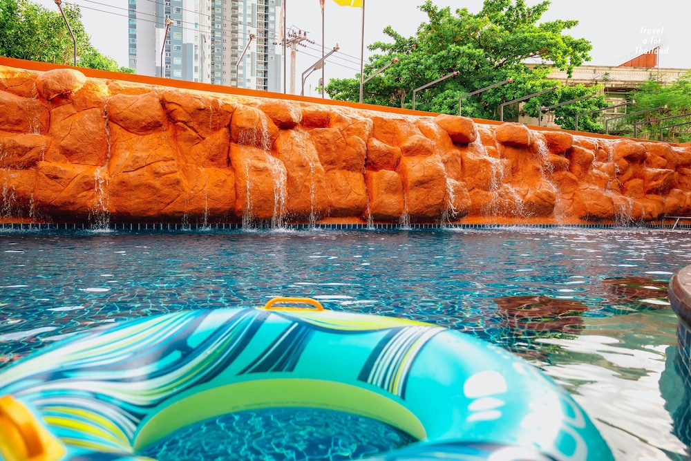 Centara Pattaya Hotel — Swimming pool in Pattaya, Chonburi