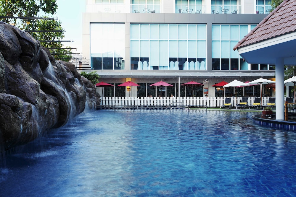 Centara Pattaya Hotel — Swimming pool in Pattaya, Chonburi