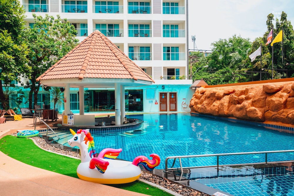 Centara Pattaya Hotel — Swimming pool in Pattaya, Chonburi