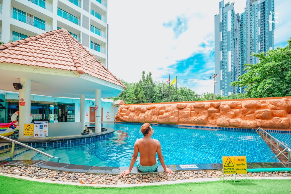 Centara Pattaya Hotel — Swimming pool in Pattaya, Chonburi