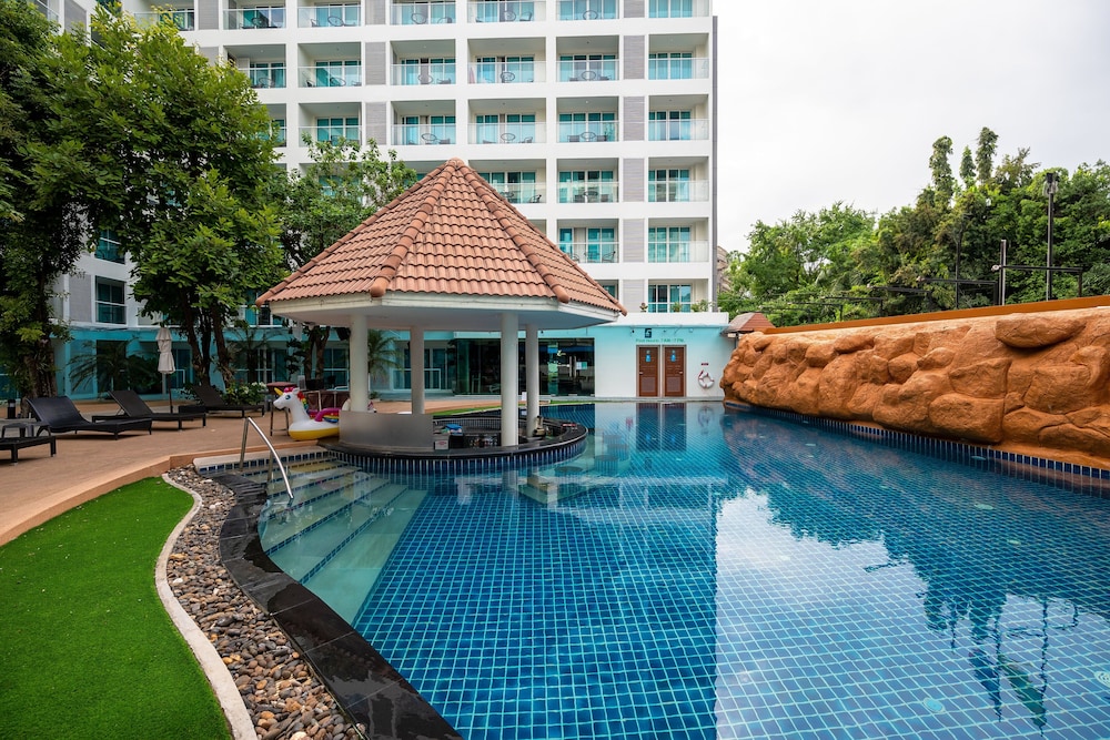 Centara Pattaya Hotel — Swimming pool in Pattaya, Chonburi