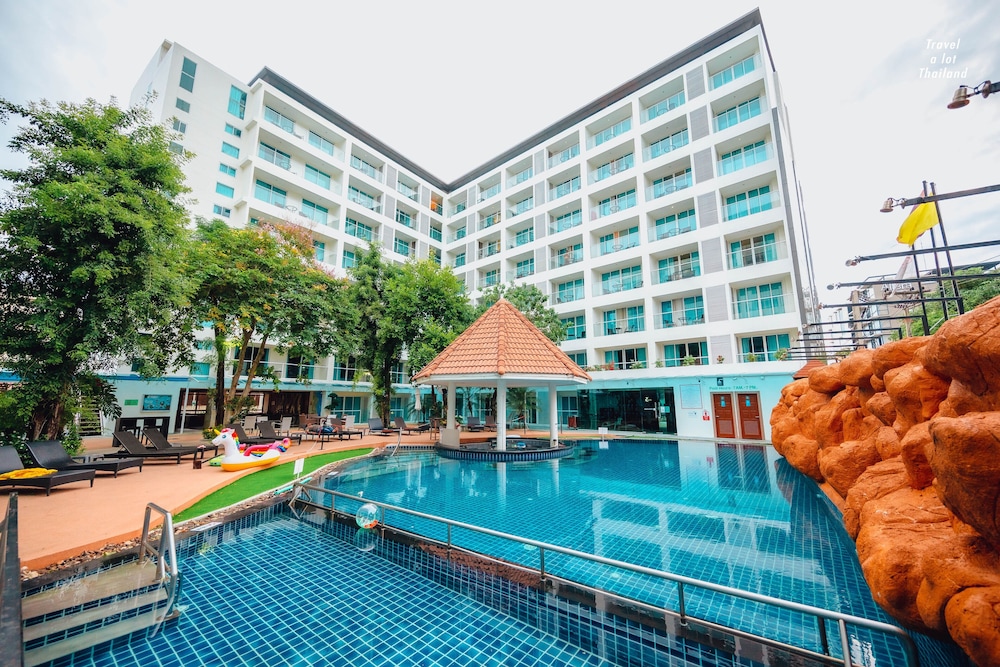 Centara Pattaya Hotel — Swimming pool in Pattaya, Chonburi