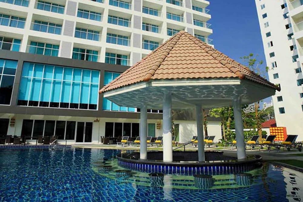 Centara Pattaya Hotel — Swimming pool in Pattaya, Chonburi