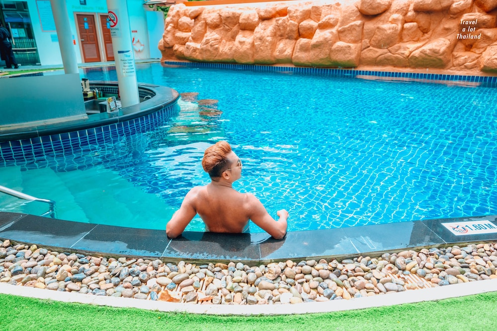 Centara Pattaya Hotel — Swimming pool in Pattaya, Chonburi