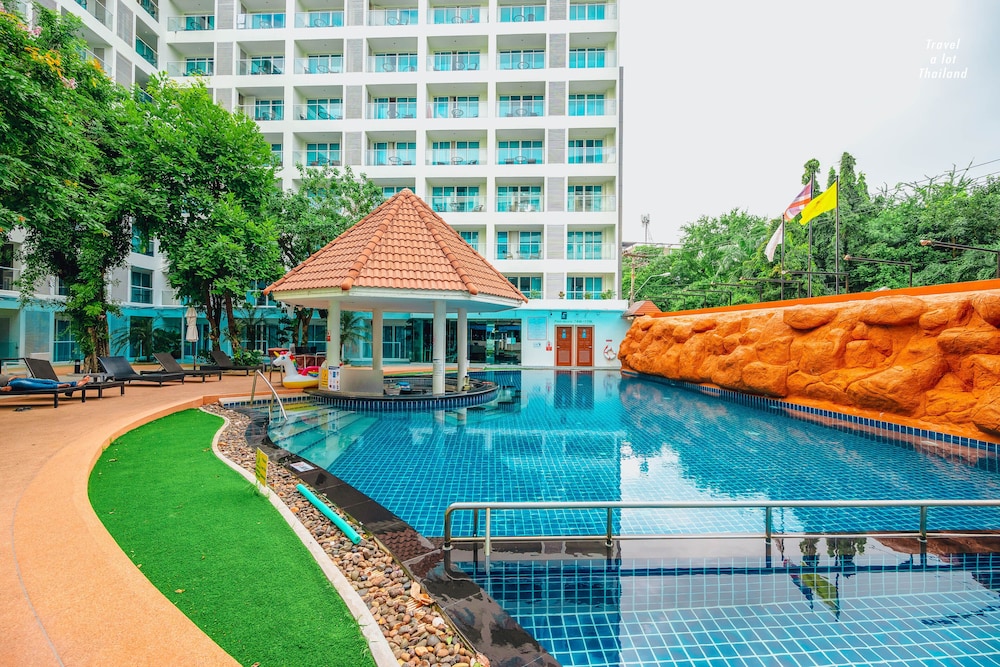 Centara Pattaya Hotel — Swimming pool in Pattaya, Chonburi