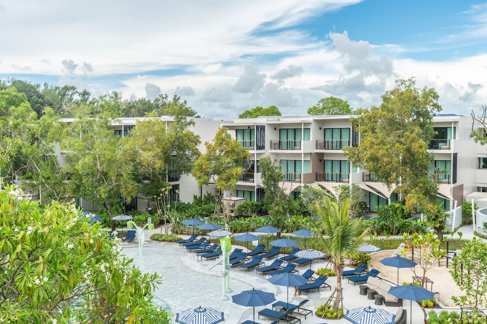 Le Méridien Phuket Mai Khao Beach Resort — Swimming pool in Mai Khao, Phuket Province