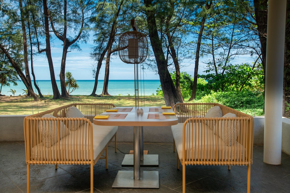 Le Méridien Phuket Mai Khao Beach Resort — Restaurant & bars in Mai Khao, Phuket Province