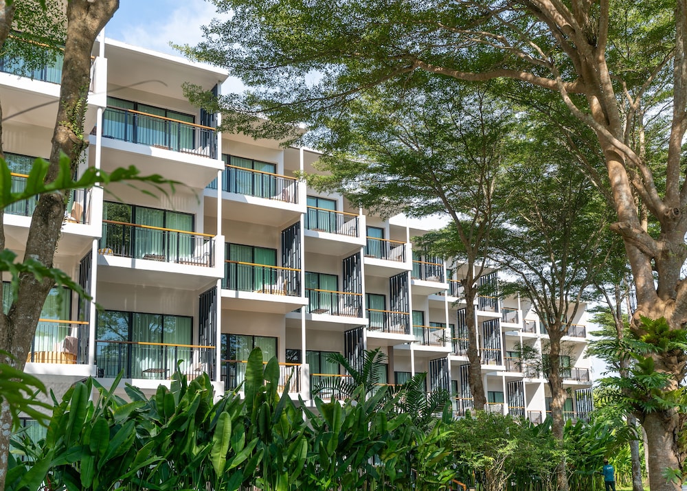 Le Méridien Phuket Mai Khao Beach Resort — Hotel building in Mai Khao, Phuket Province