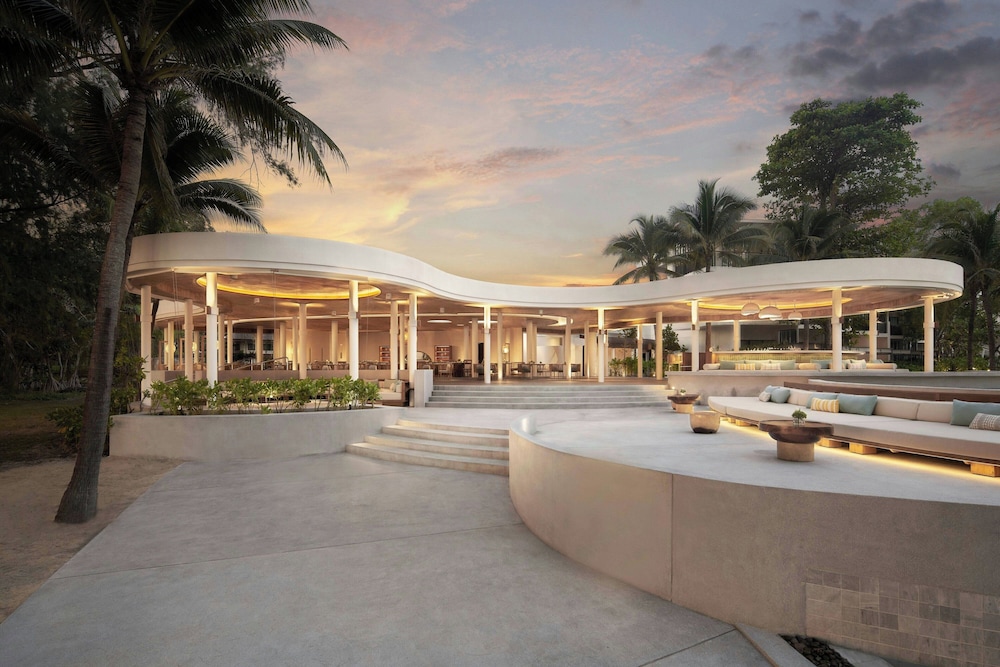 Le Méridien Phuket Mai Khao Beach Resort — Restaurant & bars in Mai Khao, Phuket Province