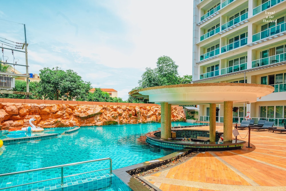 Centara Nova Hotel Pattaya — Swimming pool in Pattaya, Chonburi