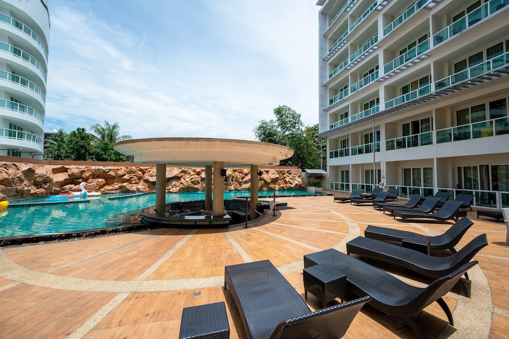 Centara Nova Hotel Pattaya — Swimming pool in Pattaya, Chonburi