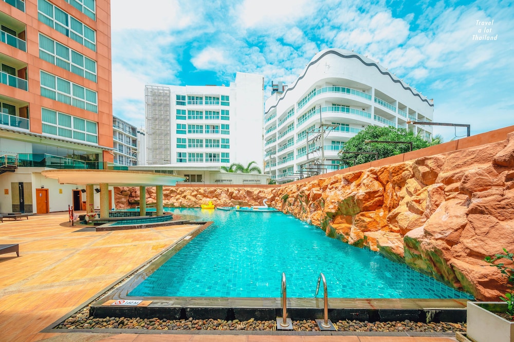 Centara Nova Hotel Pattaya — Swimming pool in Pattaya, Chonburi