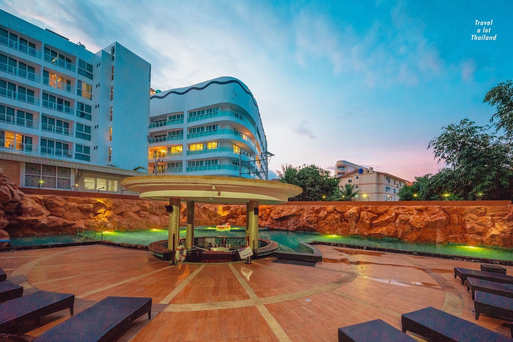 Centara Nova Hotel Pattaya — Swimming pool in Pattaya, Chonburi