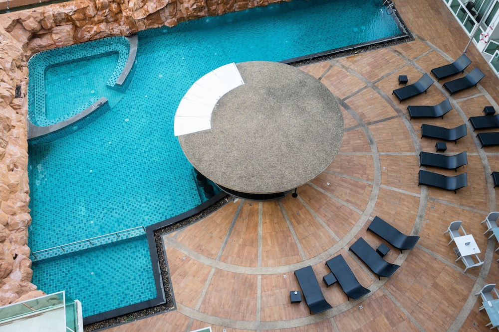 Centara Nova Hotel Pattaya — Swimming pool in Pattaya, Chonburi