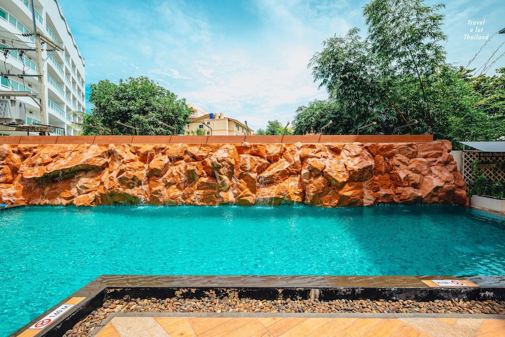 Centara Nova Hotel Pattaya — Swimming pool in Pattaya, Chonburi