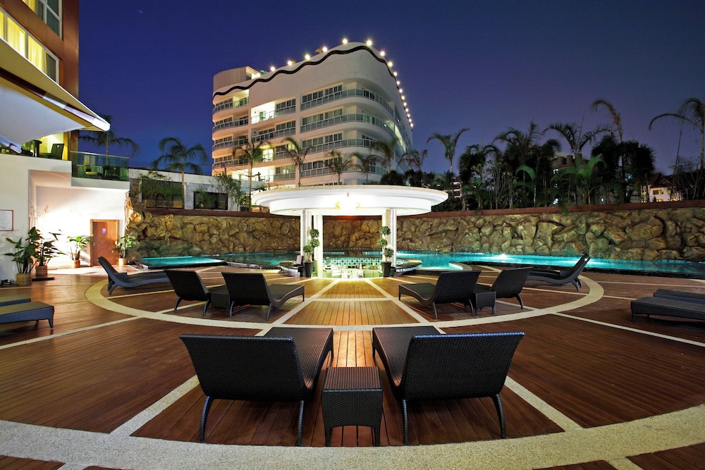Centara Nova Hotel Pattaya — Swimming pool in Pattaya, Chonburi