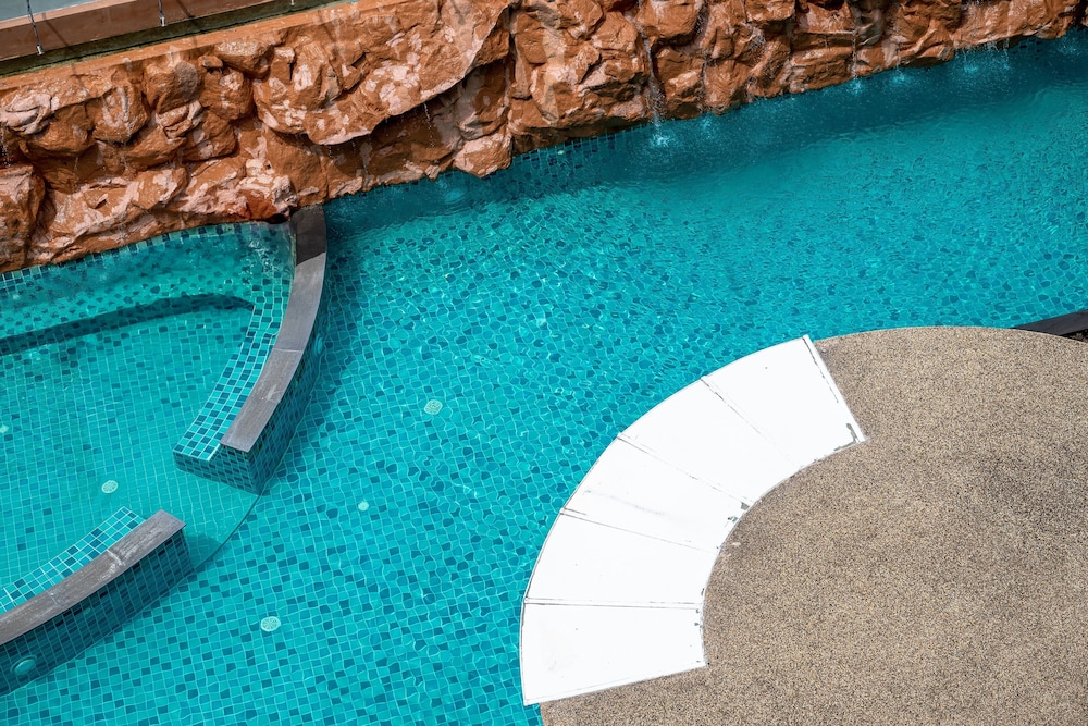 Centara Nova Hotel Pattaya — Swimming pool in Pattaya, Chonburi