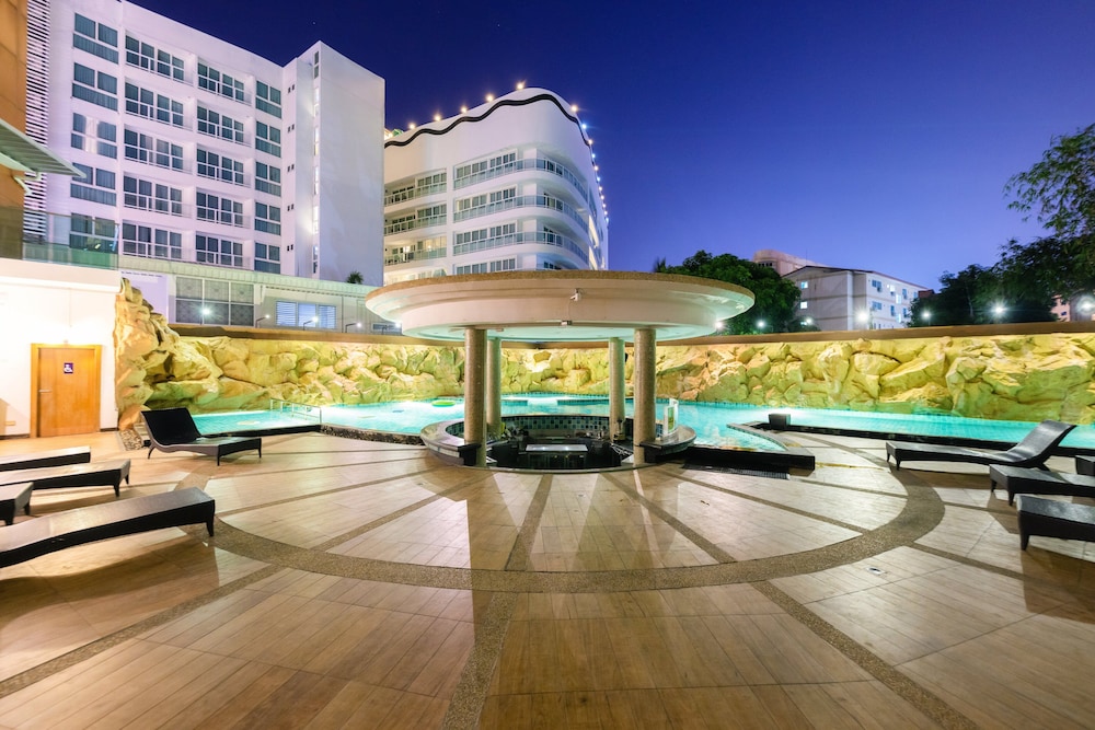 Centara Nova Hotel Pattaya — Swimming pool in Pattaya, Chonburi