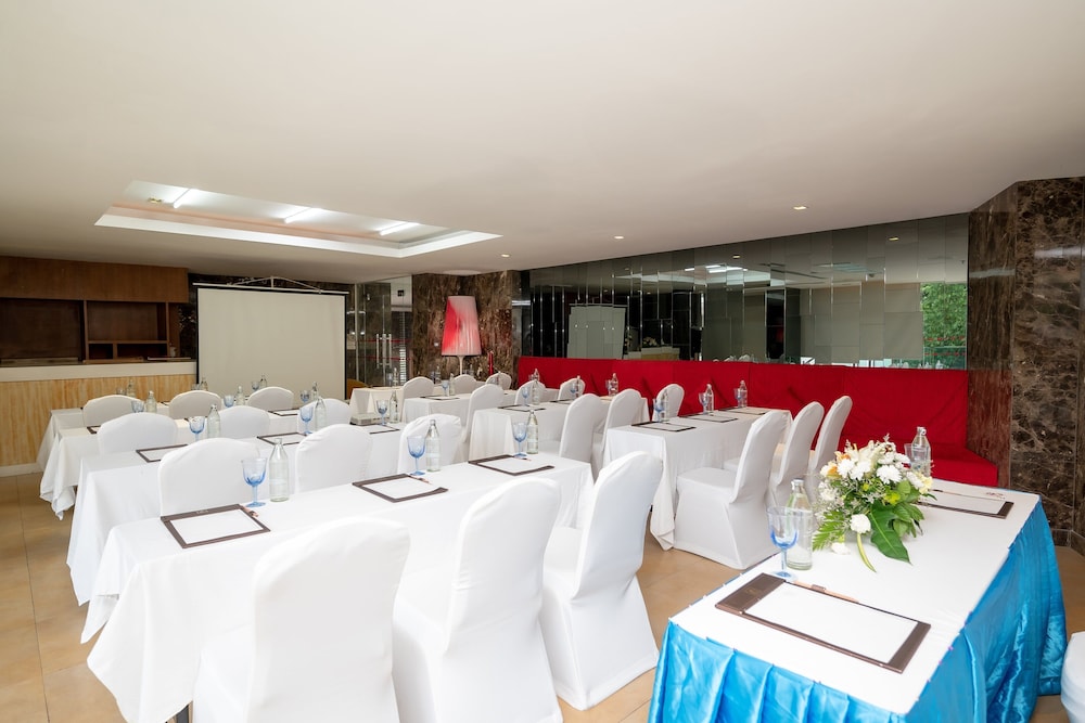 Centara Nova Hotel Pattaya — Restaurant & bars in Pattaya, Chonburi