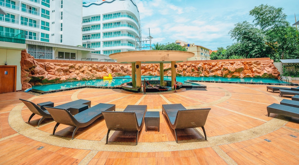 Centara Nova Hotel Pattaya — Swimming pool in Pattaya, Chonburi