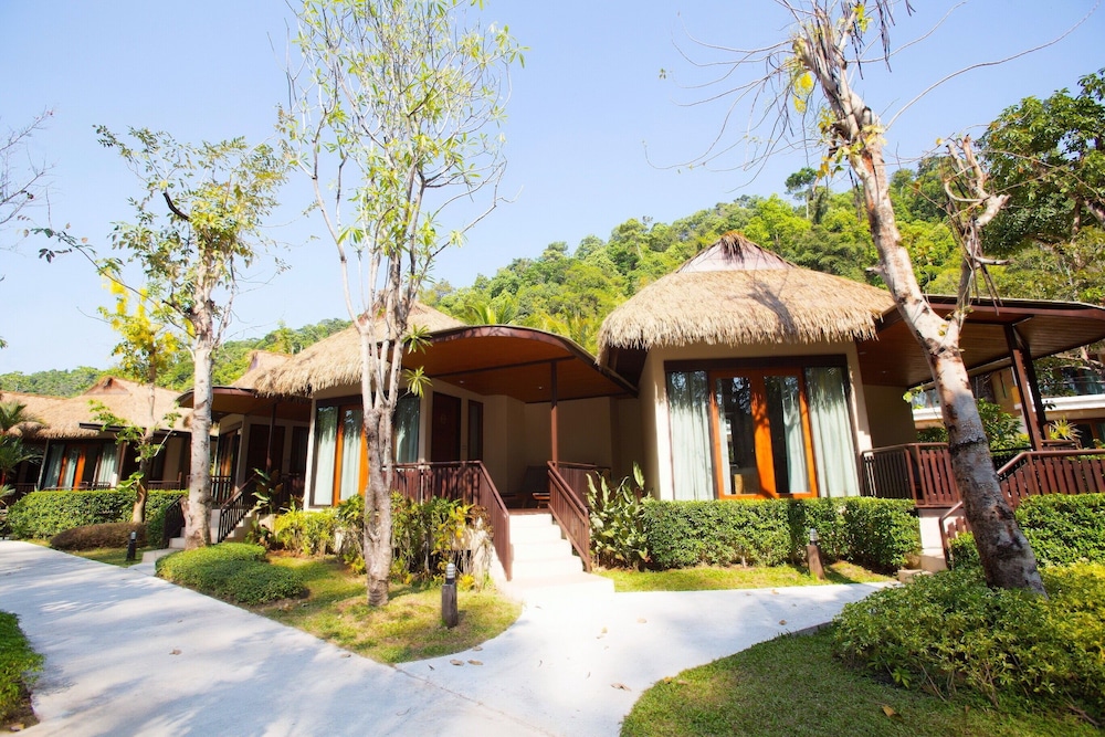 Tup Kaek Sunset Beach Resort — Hotel building in Nong Thalay, Krabi