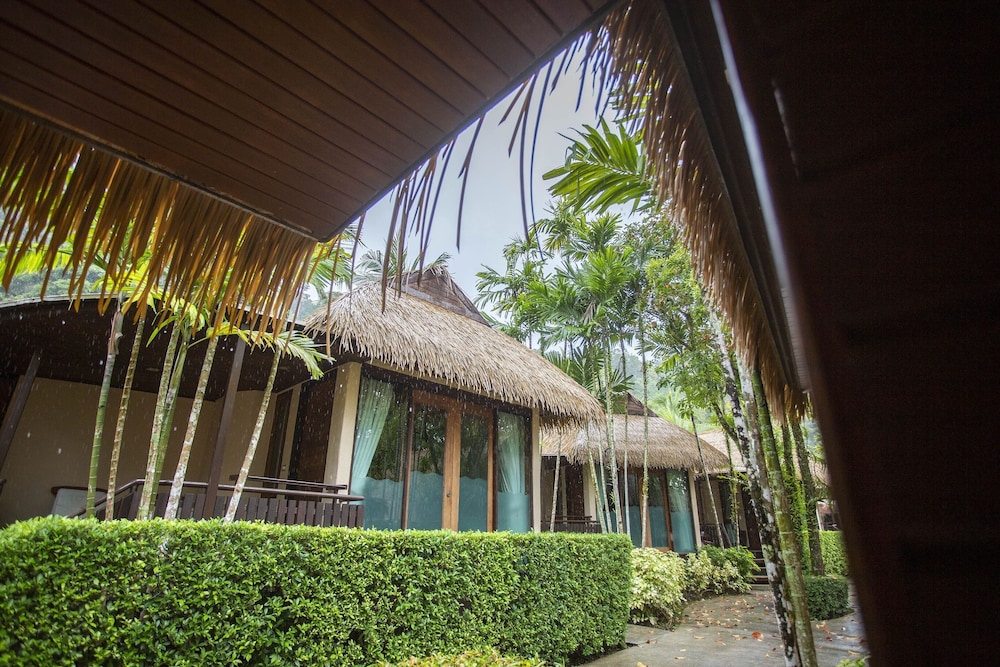Tup Kaek Sunset Beach Resort — Hotel building in Nong Thalay, Krabi