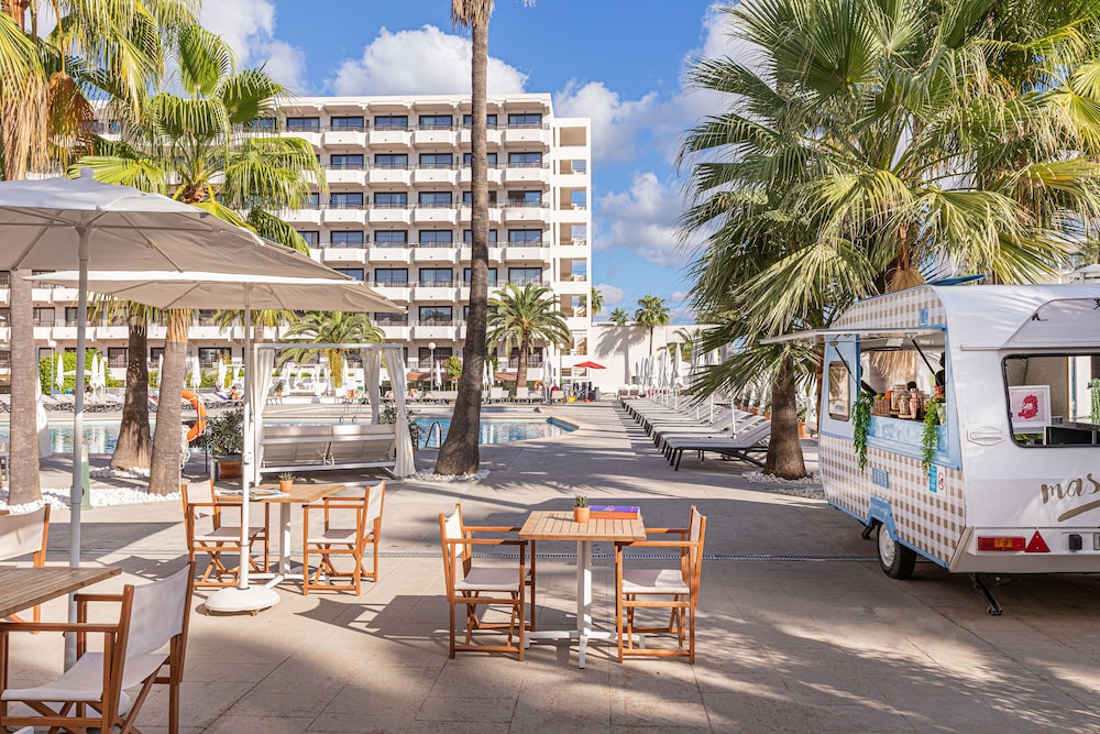 INNSiDE by Meliá Alcudia — Swimming pool in Alcudia, Balearic Islands