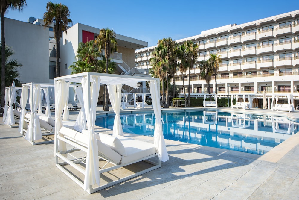 INNSiDE by Meliá Alcudia — Swimming pool in Alcudia, Balearic Islands
