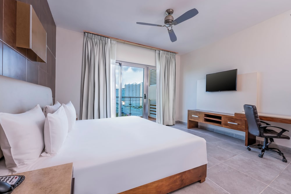 Krystal Urban Cancun & Beach Club — Hotel rooms in Cancun, Quintana Roo