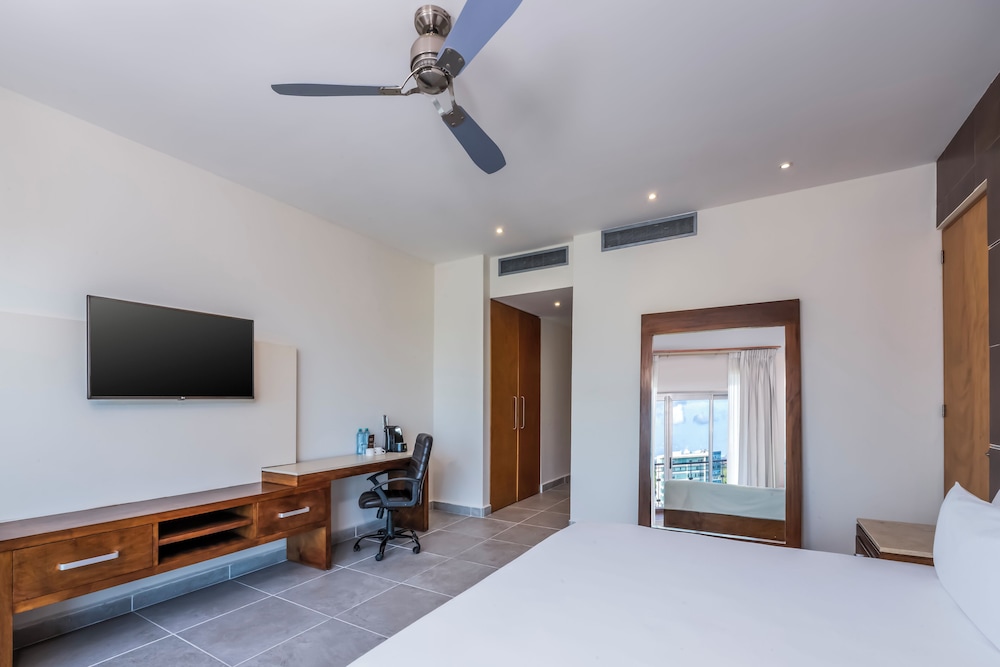 Krystal Urban Cancun & Beach Club — Hotel rooms in Cancun, Quintana Roo