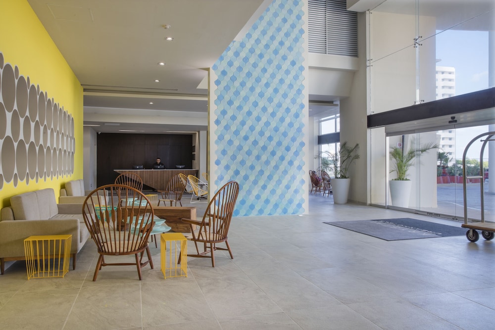 Krystal Urban Cancun & Beach Club — Hotel building in Cancun, Quintana Roo