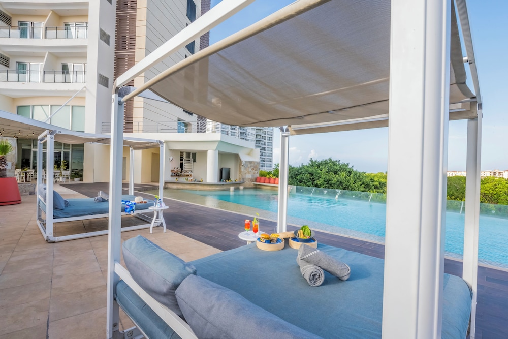 Krystal Urban Cancun & Beach Club — Swimming pool in Cancun, Quintana Roo