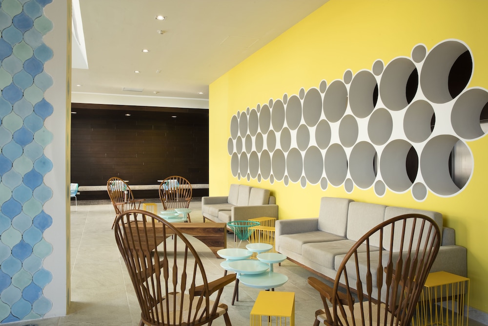Krystal Urban Cancun & Beach Club — Hotel building in Cancun, Quintana Roo