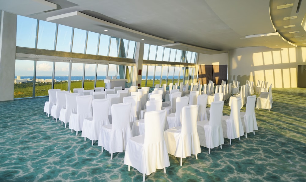 Krystal Urban Cancun & Beach Club — Hotel building in Cancun, Quintana Roo