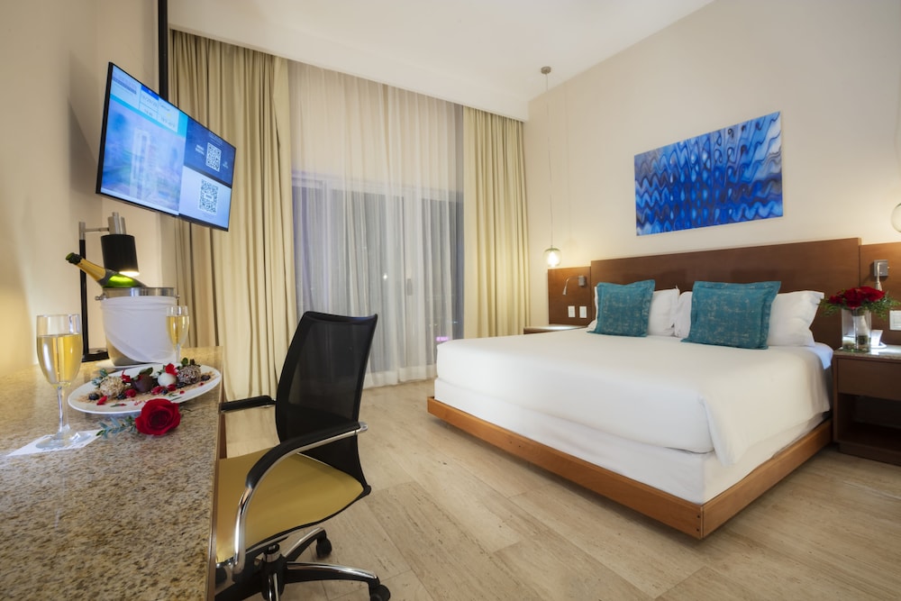 Krystal Urban Cancun & Beach Club — Hotel rooms in Cancun, Quintana Roo