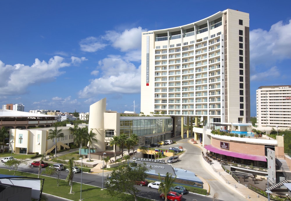 Krystal Urban Cancun & Beach Club — Hotel building in Cancun, Quintana Roo