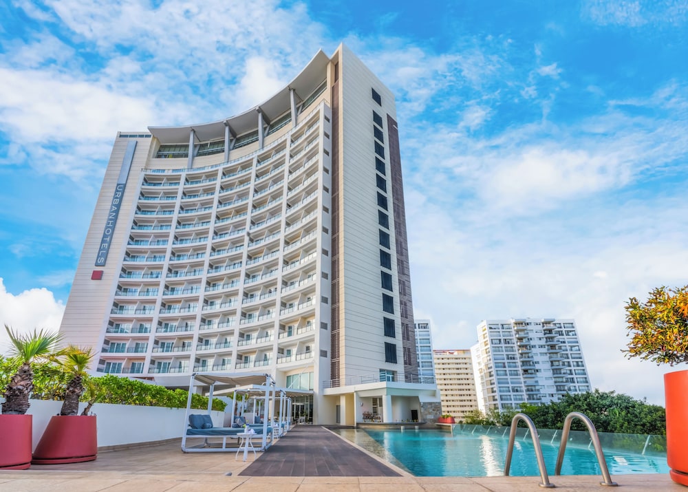 Krystal Urban Cancun & Beach Club — Hotel building in Cancun, Quintana Roo